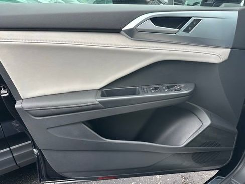 Used 2025 Volkswagen Taos SE image 26