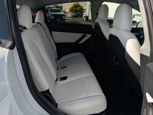 Used 2021 Tesla Model Y Long Range AWD/4WD image 28