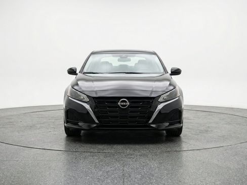 Used 2025 Nissan Altima 2.5 SV FWD image 2