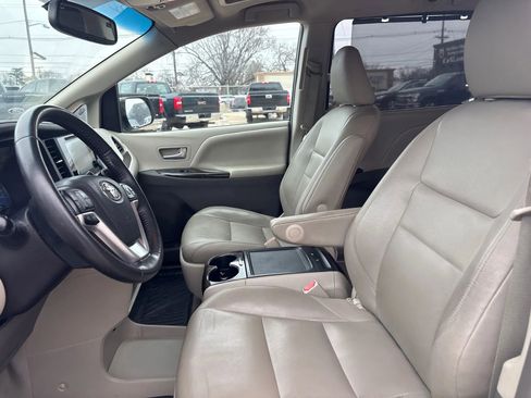 Used 2017 Toyota Sienna XLE w/ XLE Navigation Package image 11