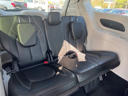 Used 2023 Chrysler Pacifica Touring-L image 18