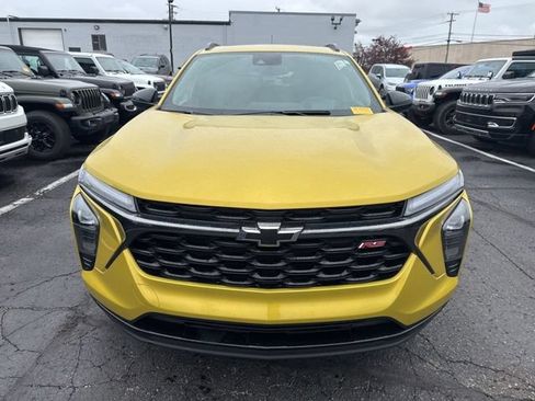 Used 2024 Chevrolet Trax RS w/ Sunroof Package FWD image 2