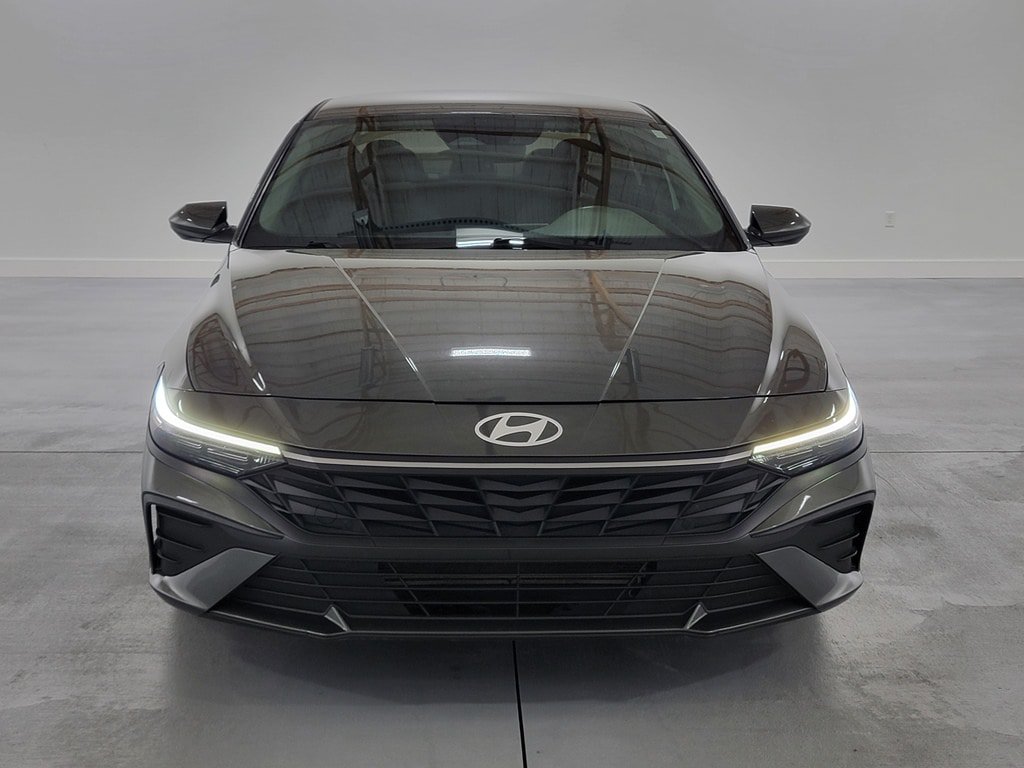Used 2024 Hyundai Elantra SE FWD image 3