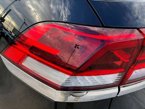 Used 2024 Volkswagen Atlas Cross Sport SE FWD image 29
