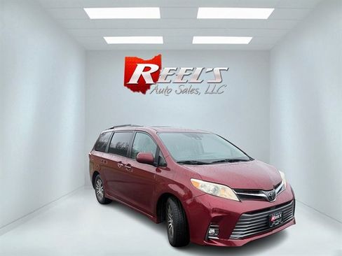 Used 2018 Toyota Sienna XLE image 3