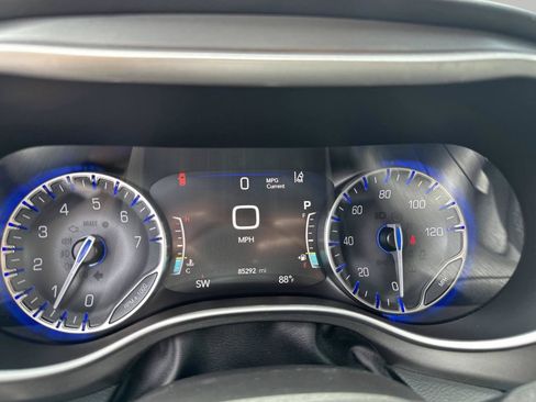 Used 2022 Chrysler Pacifica Touring-L FWD image 18