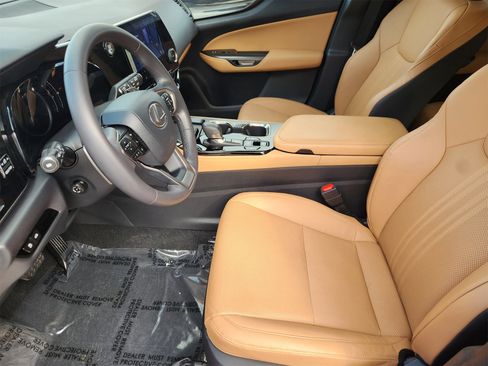 Used 2024 Lexus NX 250 FWD w/ Premium Package image 3