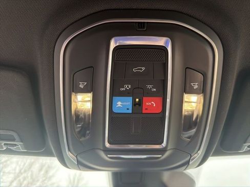 Used 2025 Jeep Grand Cherokee Limited AWD/4WD image 22
