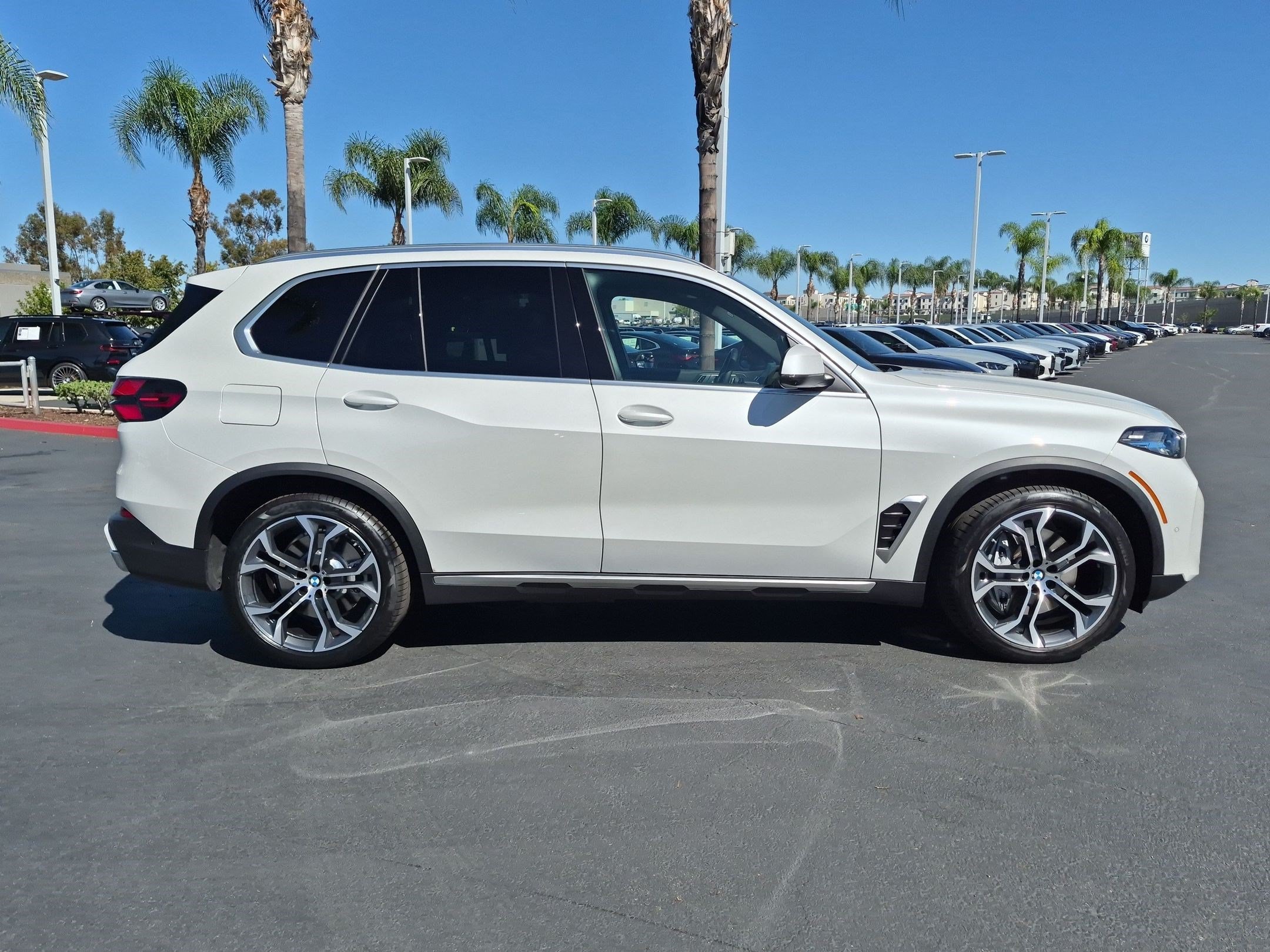 Used 2026 BMW X5 xDrive50e w/ Climate Comfort Package AWD/4WD image 11