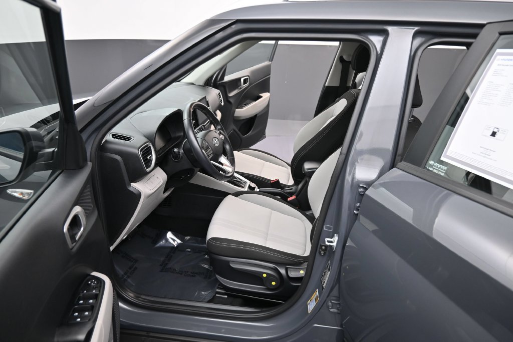 Certified 2025 Hyundai Venue SEL FWD image 12