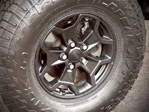 Used 2023 Jeep Gladiator Sport AWD/4WD image 18