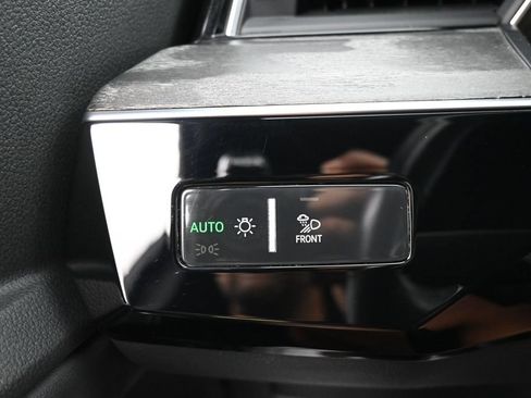 Used 2022 Audi e-tron Premium Plus w/ Premium Plus Package AWD/4WD image 24