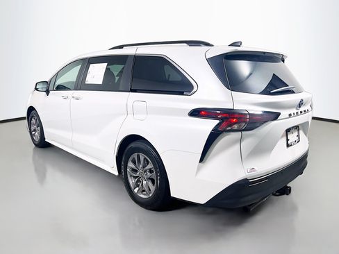 Used 2023 Toyota Sienna XLE FWD image 8