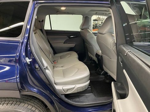 Used 2022 Toyota Highlander XLE image 16