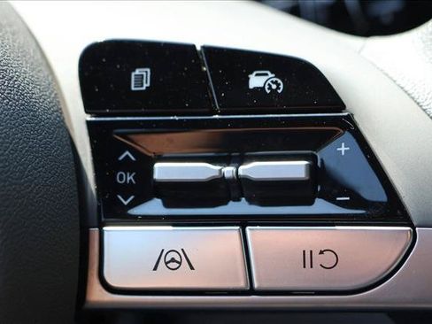 Used 2024 Hyundai Elantra SEL FWD image 16