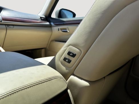 Used 2013 Lexus LS 460 w/ Comfort Pkg RWD image 23