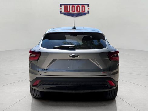 Used 2025 Chevrolet Trax RS w/ Sunroof Package FWD image 3