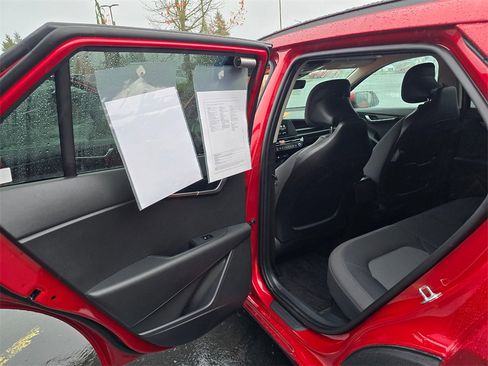 Used 2024 Kia Niro LX image 9