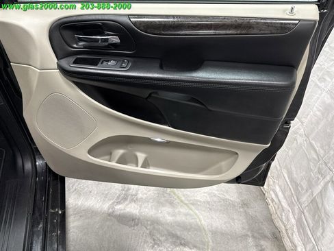 Used 2018 Dodge Grand Caravan SE w/ UConnect Hands-Free Group image 26