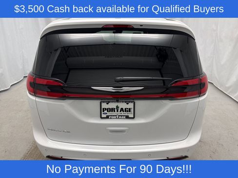 New 2026 Chrysler Pacifica Select image 4