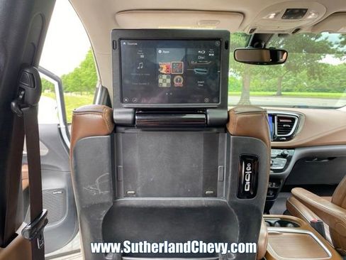 Used 2017 Chrysler Pacifica Limited FWD image 52