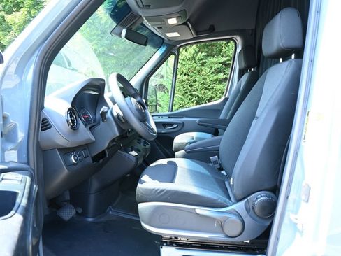 Used 2023 Mercedes-Benz Sprinter 2500 image 3