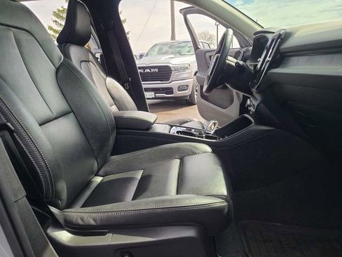 Used 2025 Volvo XC40 B5 Plus w/ Protection Package Premier AWD/4WD image 18