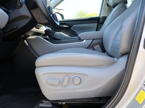 Used 2022 Toyota Highlander XLE FWD image 32