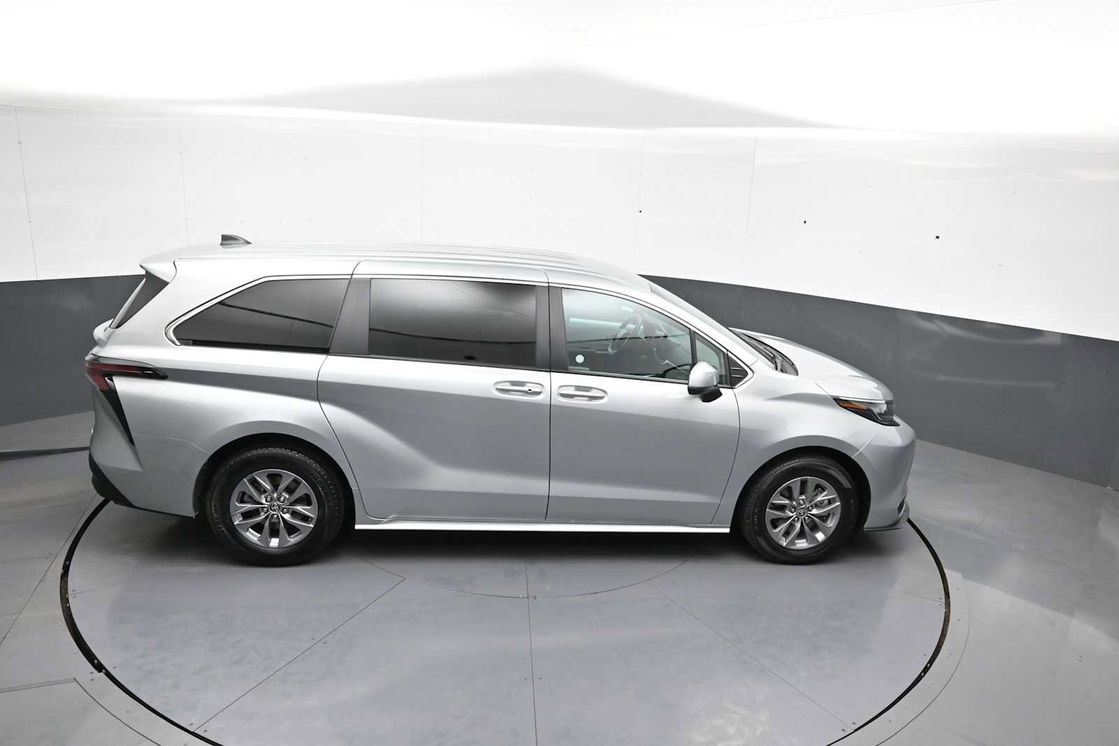 Used 2025 Toyota Sienna LE FWD image 37