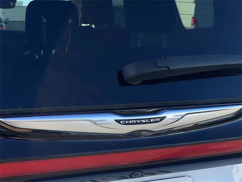 Used 2023 Chrysler Pacifica Touring-L image 31