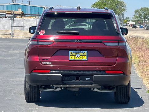 Used 2025 Jeep Grand Cherokee Altitude AWD/4WD image 5