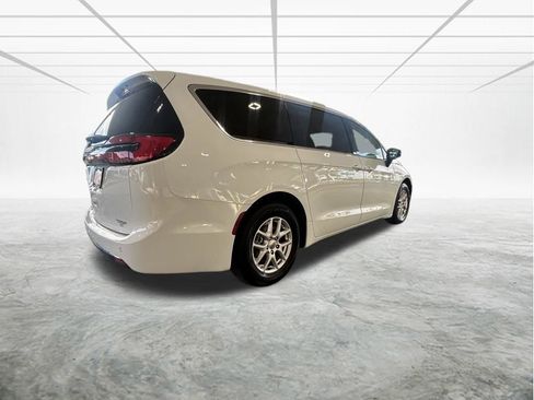 Used 2024 Chrysler Pacifica Touring-L image 4