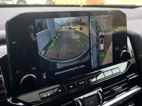 Used 2023 Nissan Pathfinder Platinum image 32