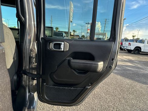 Used 2023 Jeep Gladiator Sport AWD/4WD image 15