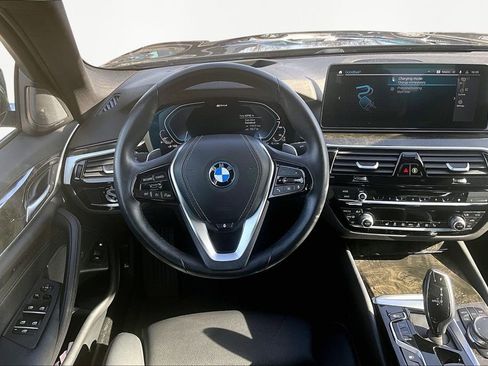 Used 2023 BMW 530e xDrive 530e iPerformance w/ Premium Package image 5