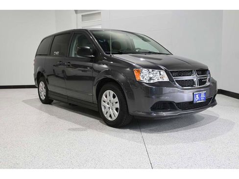 Used 2018 Dodge Grand Caravan SE w/ Power Convenience Group I image 3