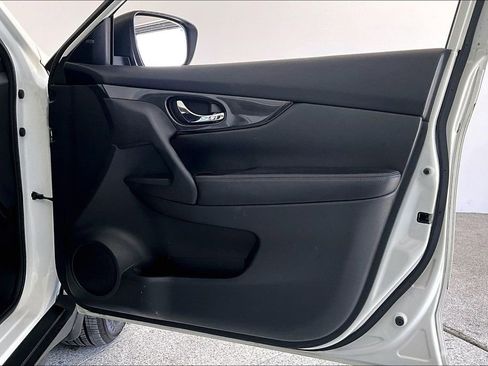 Used 2017 Nissan Rogue SV w/ SV Premium Package image 25