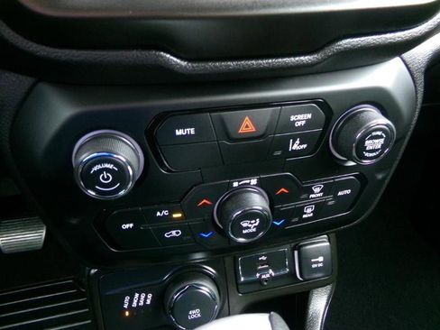 Used 2022 Jeep Renegade Latitude w/ Convenience Group AWD/4WD image 18