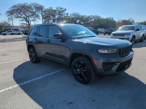 Used 2022 Jeep Grand Cherokee Altitude image 2