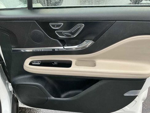 Used 2025 Lincoln Corsair AWD image 25