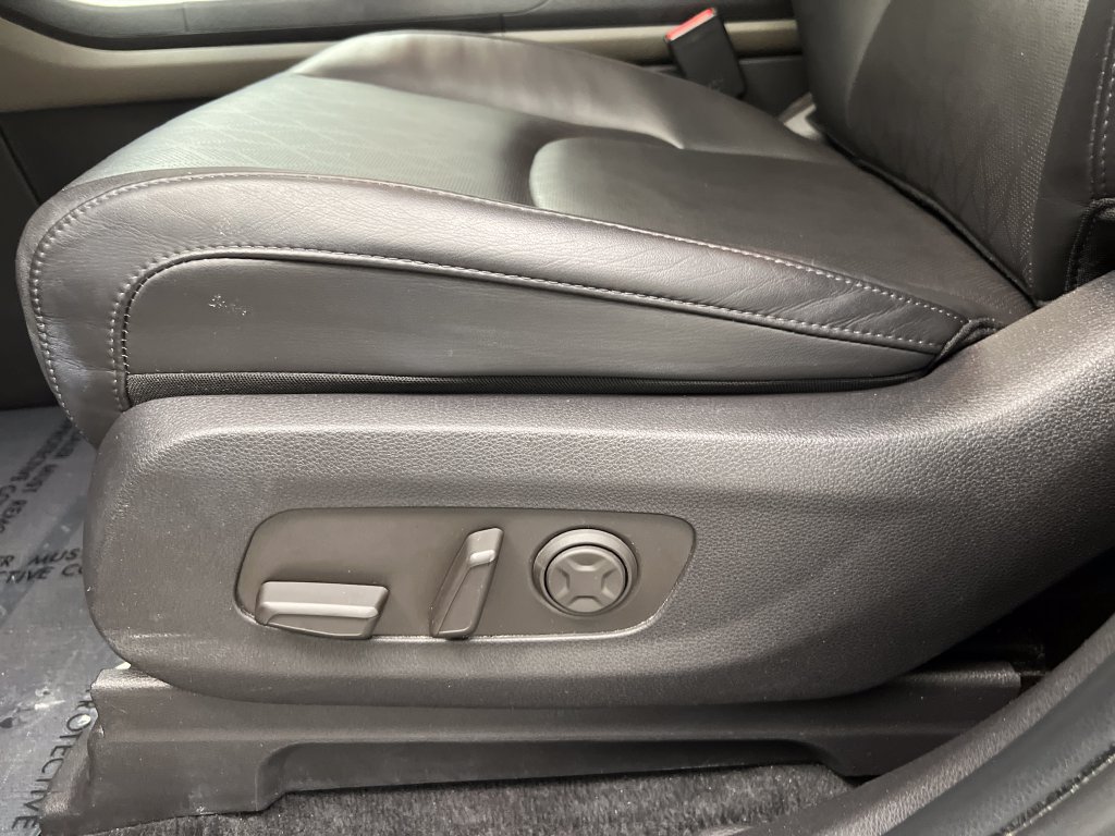 Used 2025 Kia Carnival FWD image 14