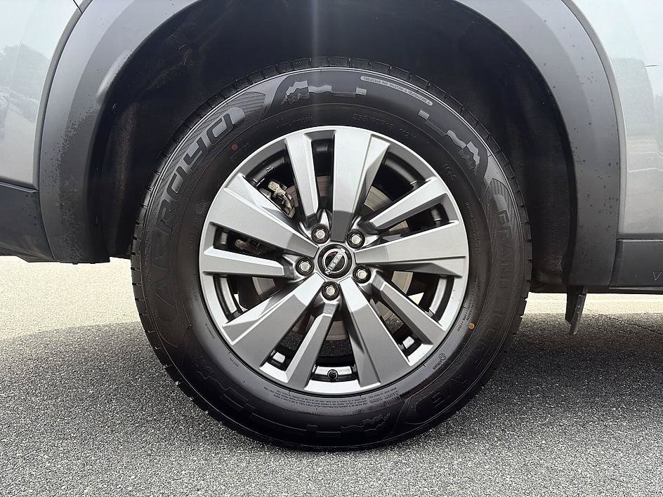Certified 2025 Nissan Pathfinder SV FWD image 11