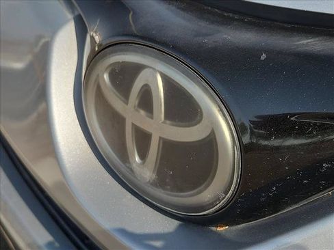 Used 2018 Toyota RAV4 LE FWD image 29