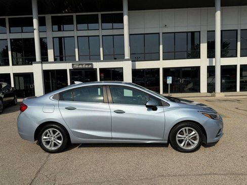 Used 2018 Chevrolet Cruze LT w/ Convenience Package image 4