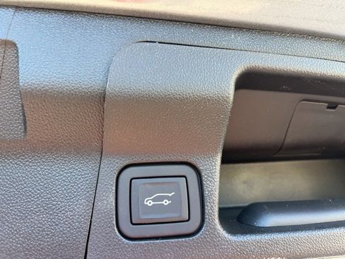 Used 2023 GMC Acadia SLT w/ Preferred Package image 7