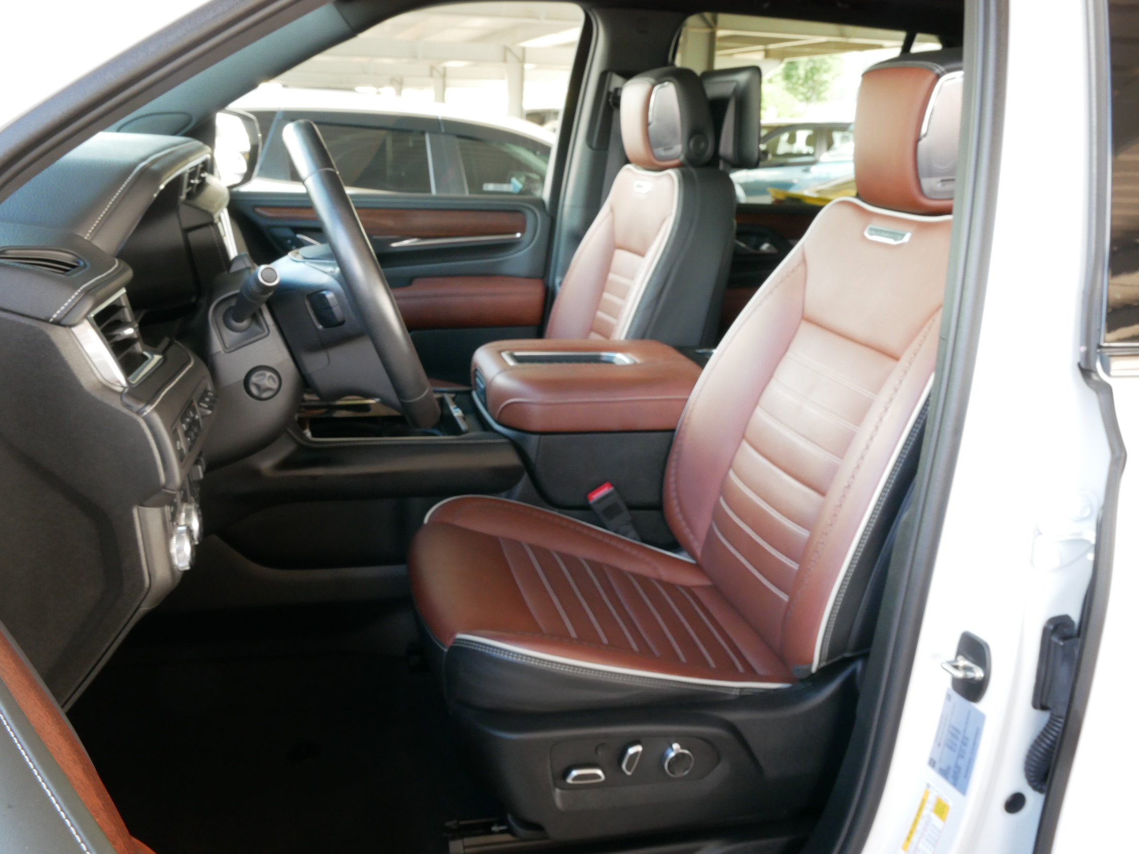 Used 2023 GMC Yukon Denali Ultimate AWD/4WD image 2