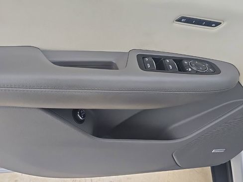 Used 2018 Cadillac XT5 Luxury w/ Driver Awareness Package image 17