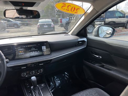 Used 2025 Nissan Kicks SV image 36