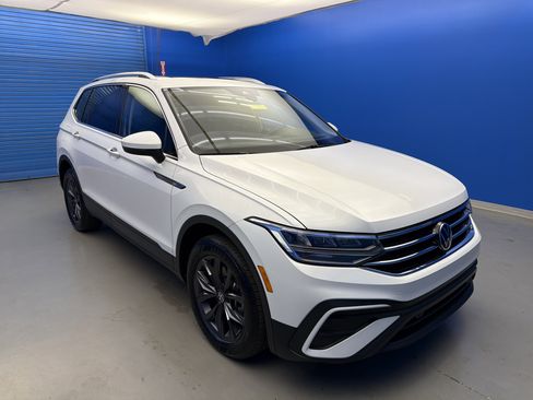 Certified 2023 Volkswagen Tiguan SE w/ Panoramic Sunroof Package image 2