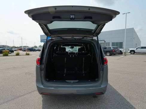 Used 2025 Chrysler Pacifica Limited FWD image 14